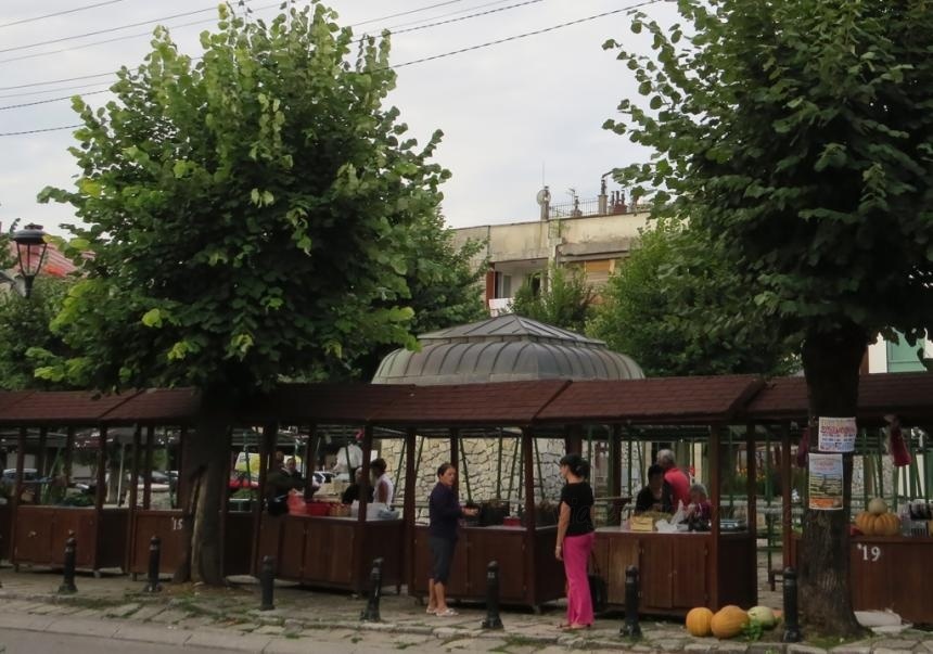 Montando-los-puestecitos-del-mercado-Cetinje.jpg