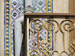 Azulejos, cañerías y balcones oxidados