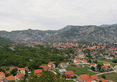 Zona norte de Cetinje desde la ruta a Lovcen