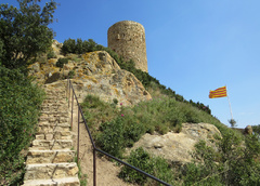 Escaleras que llevan al castillo de Burriac