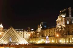 Vista nocturna del Museo de Louvre, París