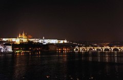 Vista del oeste de Praga y su castillo desde el río Moldava