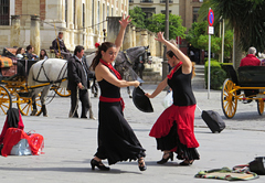 Artistas bailando sevillanas cerca de la Catedral de Sevilla
