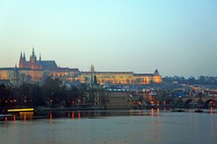 Vista del oeste de Praga y su castillo desde el río Moldava
