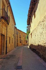 Calle típica de Pedraza, España