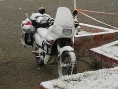 La moto cubierta de nieve, en Bajo Caracoles