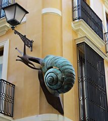 Preciosa escultura del Caracol en la calle Puente Pellon