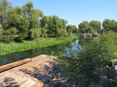 Bonita vista del río Karatuna desde el muelle de Zabljak