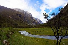 Valle en el Parque Nacional Huascarán, rumbo a la laguna 69