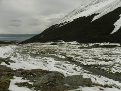 Pequeño arroyo atravesando el sendero del glaciar