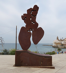 Escultura de Horacio Elena "Dona mirant El Mar"