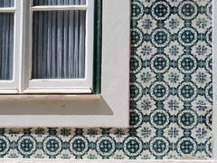 Detalle de La ventana y de los azulejos