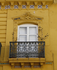Un precioso balcón ocre de Sevilla