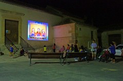 Niños viendo la TV en el pueblo de Consuegra, España