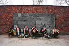 Muro conmemorativo en Auschwitz I