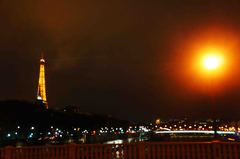 Vista nocturna de París desde el río Sena