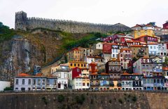 Vista del centro histórico de Oporto desde el río Duero