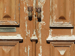 Viejas puertas de madera con antiguos picaportes