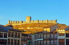 Castillo de Peñafiel desde la Plaza del Coso