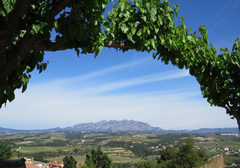 Bonita panorámica de Montserrat y la Vall d'el Penedés