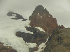 Glaciares depositados entre grandes montañas