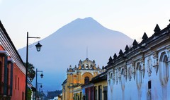 Antigua Guatemala con el volcá al fondo