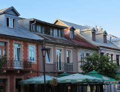 Características casas de alegres colores y techos metálicos.