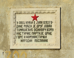 Detalle de la placa comunista de la casa en ruinas