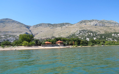 El resort visto desde el lago