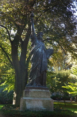 Estatua de la Libertad en los Jardines de Luxemburgo, París