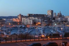 Puerto antiguo de Marsella de noche