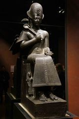 Estatua faraónica en el Museo Egipcio de Turín