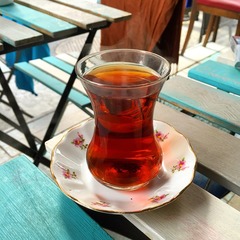 Café servido en una taza típica de Turquía