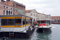 Estación de vaporetto en Venecia