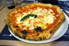 Pizza margherita en un restaurante de Nápoles