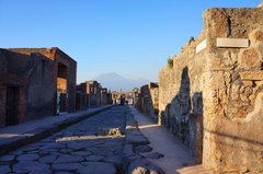 Ruinas de Pompeya con el monte Vesubio