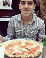 Comienzo una pizza margherita en la pizzaria de Michele, Nápoles