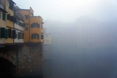 Puente Vecchio en una tarde de niebla en Florencia