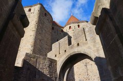 Puerta de Narbona en la Ciudadela de Carcassonne, Francia