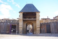 Entrada al Castillo Condal de la Ciudadela de Carcassonne, Francia