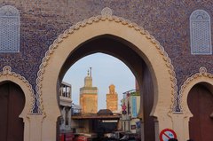 Madraza de Bou Inania vista desde la puerta azul en Fez, Marruecos
