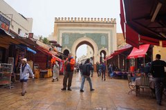 Puerta Bab Bou Jeloud en la medina de Fez, Marruecos