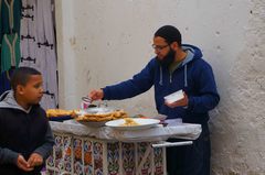 Comerciante de comida en las calles de Fez, Marruecos
