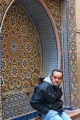 Un hombre local en la medina de Fez, Marruecos
