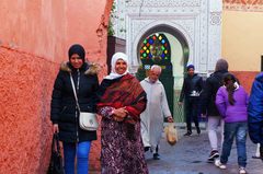 Locales caminando por las calles de la medina de Marrakech
