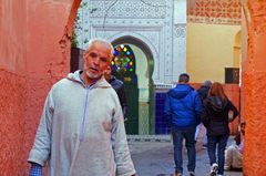 Locales caminando por las calles de la medina de Marrakech