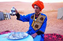 Tomando el té en un campamento en el Sahara, Marruecos