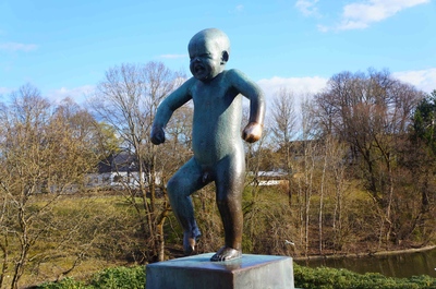 El niño enojado en el parque Vigeland de Oslo