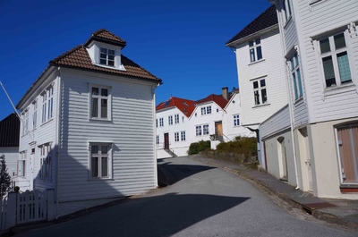 Barrio noruego típico en la colina de Fløyen, en Bergen