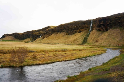 C}Arroyo bajo la cascada Seljalandfoss, Islandia